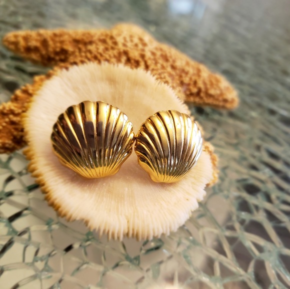 Addison Blvd Jewelry - Seashell earrings